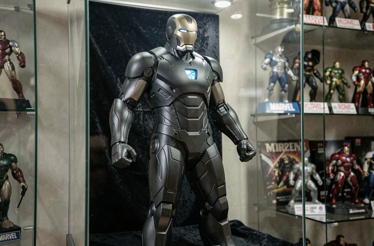 Figurine Iron Man édition limitée finition mate noire exposée dans une vitrine en verre avec d'autres collectibles Marvel